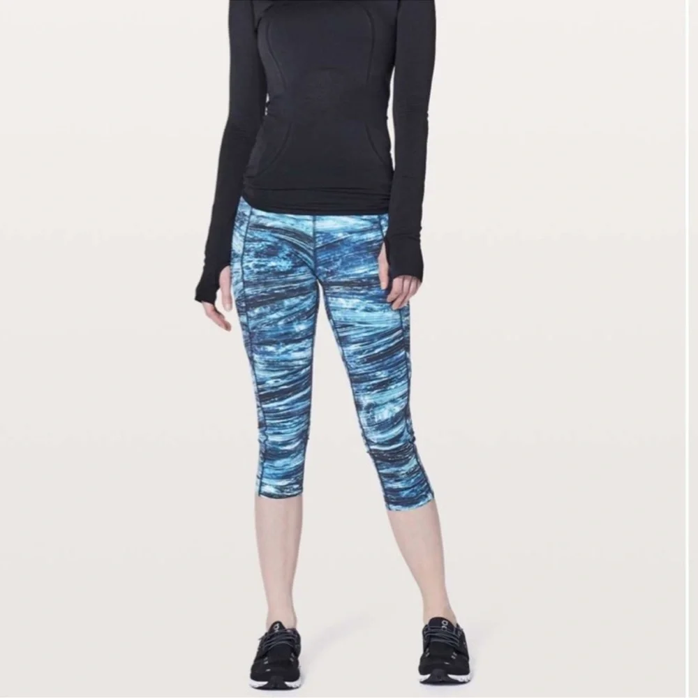 Lululemon Fast and Free Crop in Shorelines Multi Blue Size 4